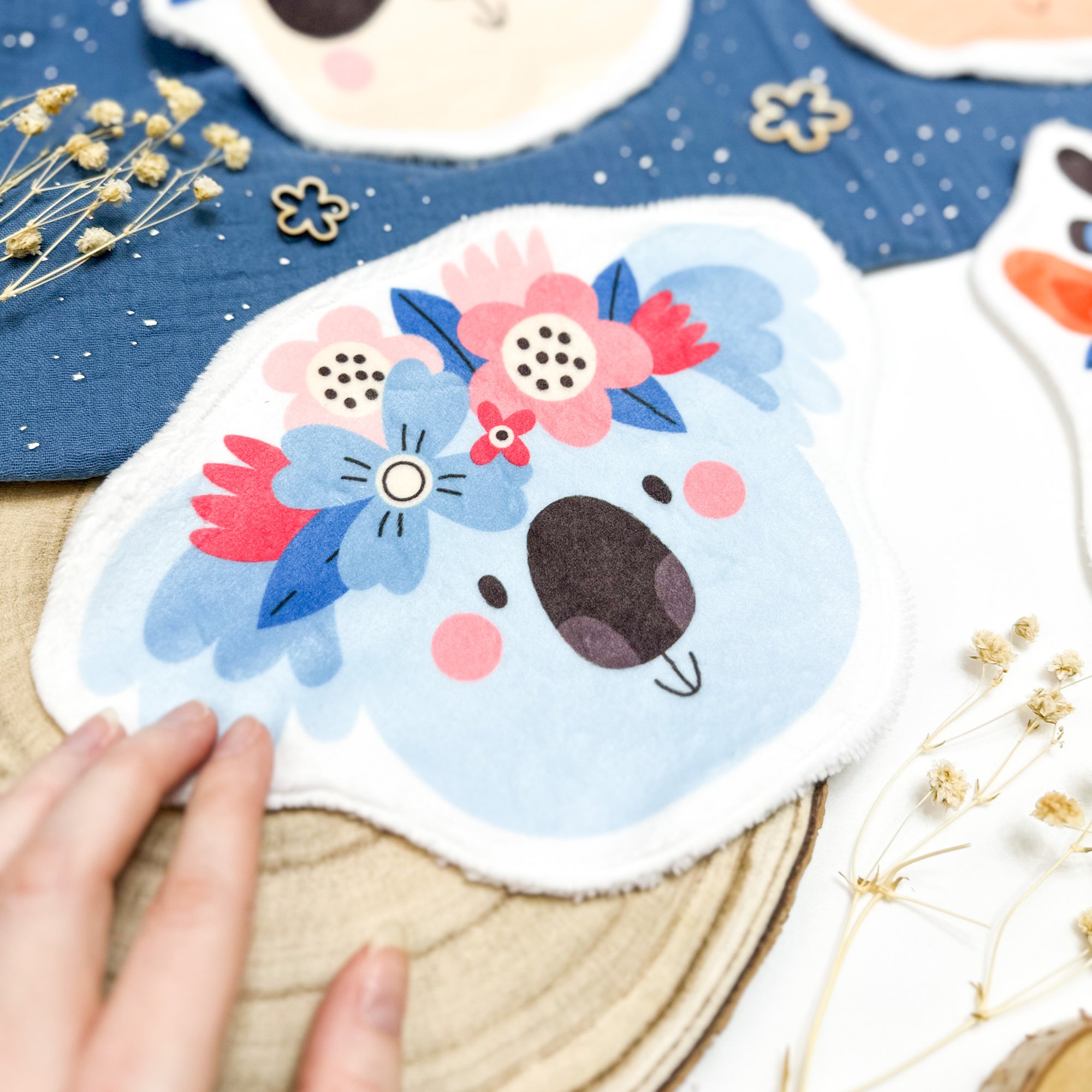 Coton lavable bébé XXL – koala avec fleurs – coton réutilisable et ultra doux