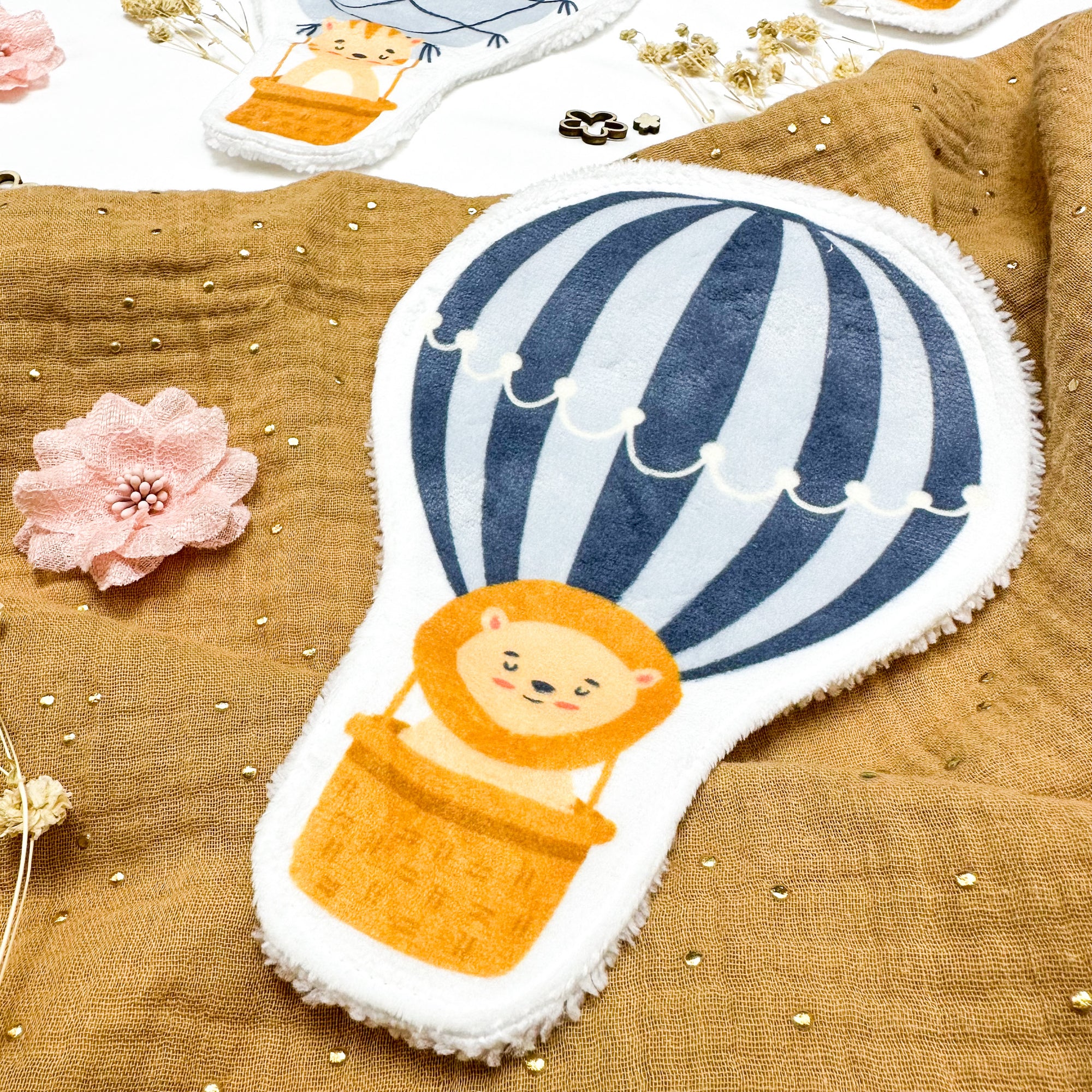 Coton lavable bébé XXL – lion en montgolfière – coton réutilisable et ultra doux