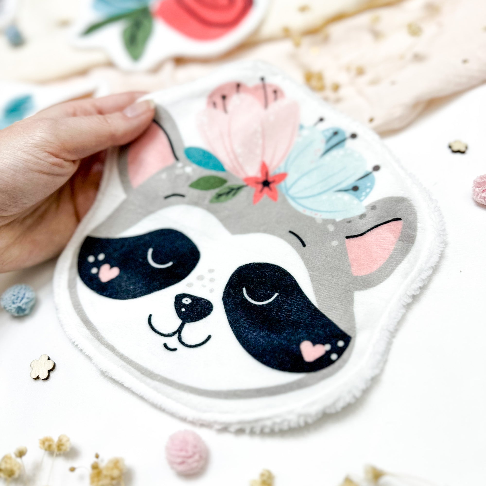 Coton lavable bébé XXL – raton laveur avec fleurs – coton réutilisable et ultra doux